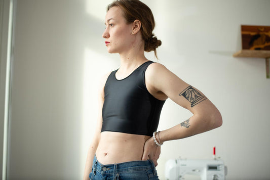 Chest binder: jak ho vybrat a pak správně nosit