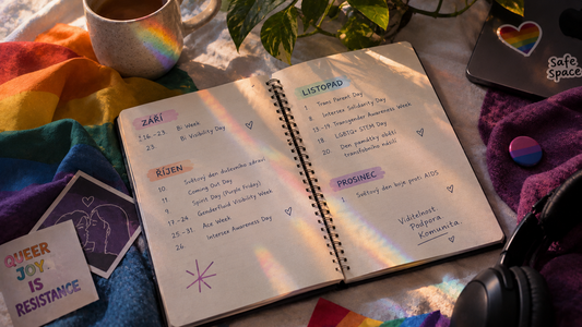 Queer podzim a zima: co si připomínáme od září do prosince.